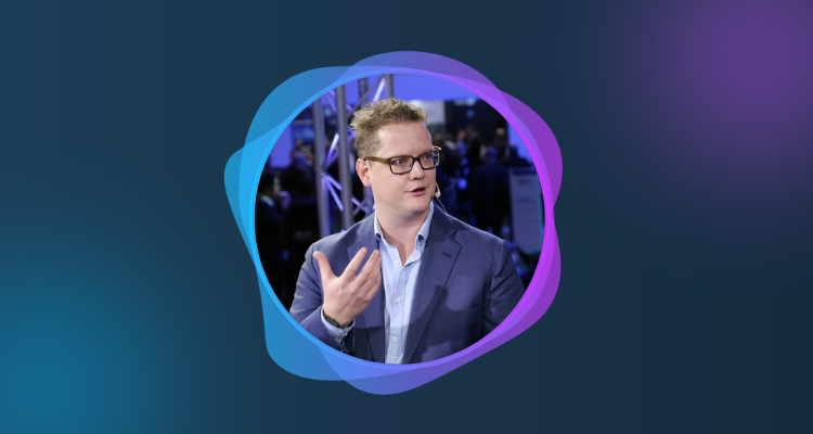 A photograph of Joep Piscaer surrounded by a circular blue and purple frame.